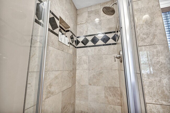 Building Photo - 1501 E 105th St