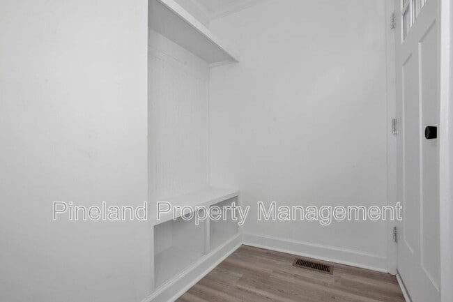 Building Photo - 506 Cross St