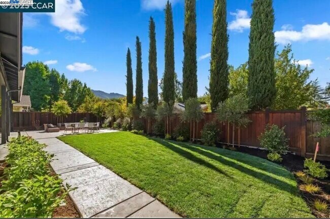 Building Photo - 132 Quinterra Ln