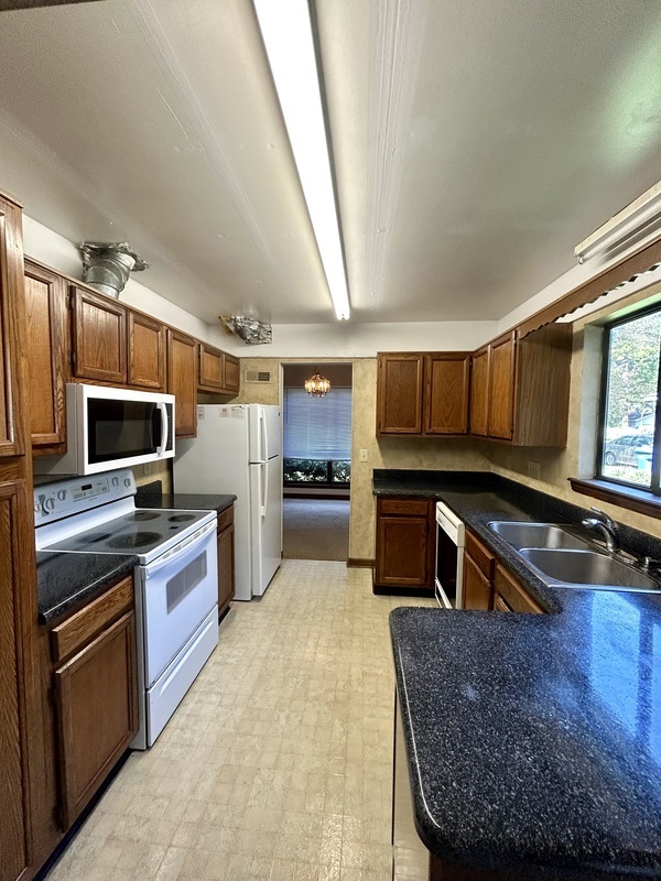 Building Photo - 6521 Danbrook Park Dr