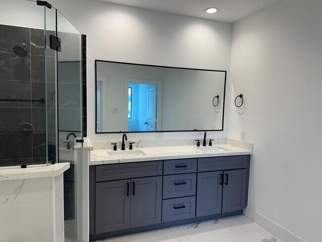 Building Photo - 2715 Drew St