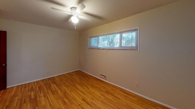 Building Photo - Multnomah Village - Single Level, Large Ya...