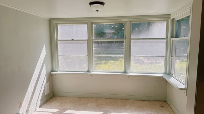 Building Photo - Cute 3bdrm/1 bath cottage with big yard