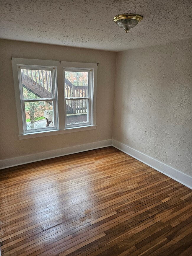 Building Photo - 725 Wisteria Ave