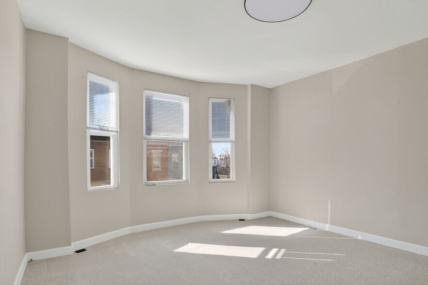 Building Photo - 2102 W Saratoga St