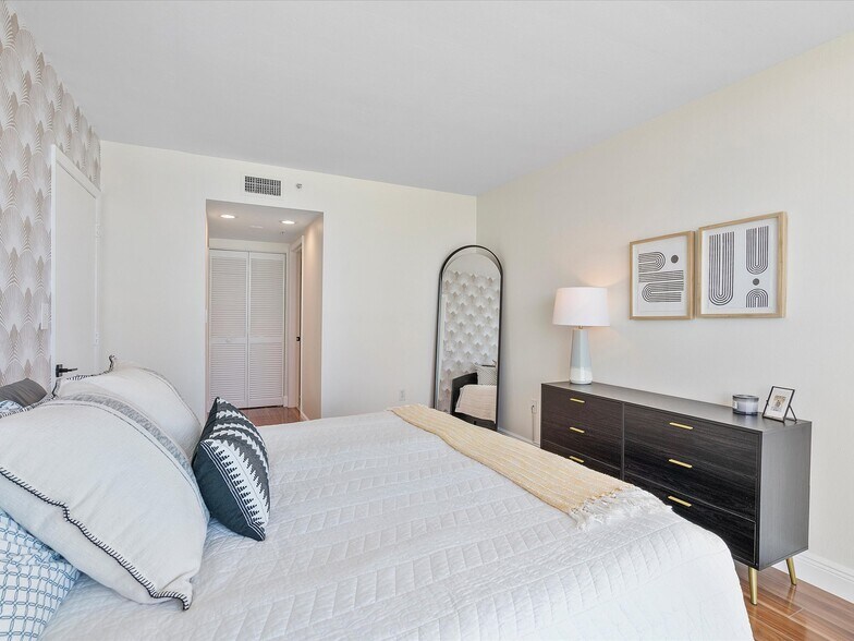 Building Photo - 650 West Ave