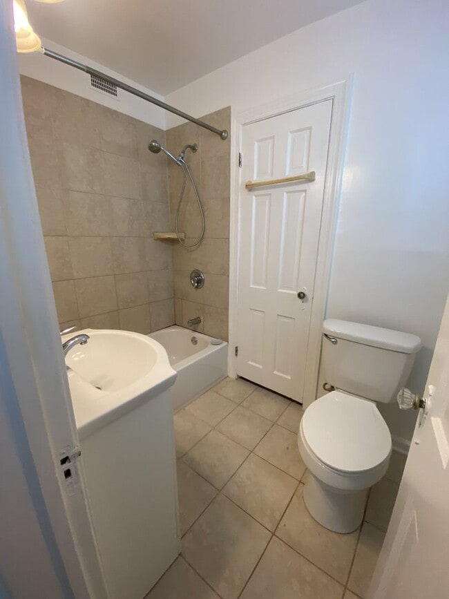 Building Photo - 2 Bedroom 1 Bath