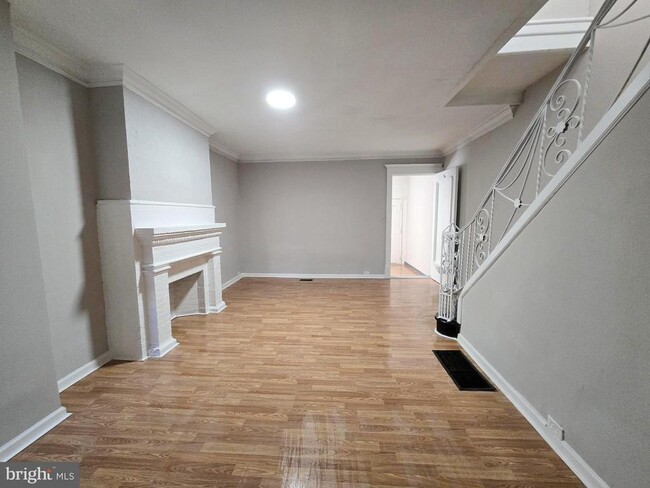 Building Photo - 5825 Ashland Ave