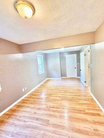 Building Photo - 204 S Pierce Rd