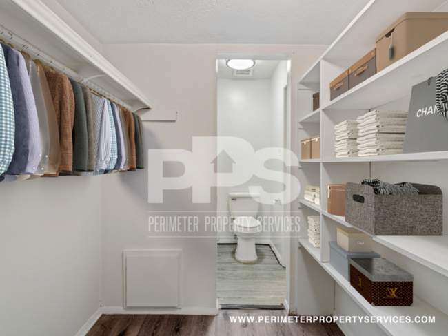 Building Photo - FULLY RENOVATED UNIT!!! WITH ONE MONTH REN...