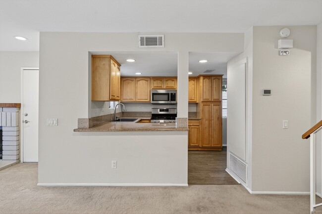 Building Photo - Spacious 3-Bedroom Townhome in Orangethorp...