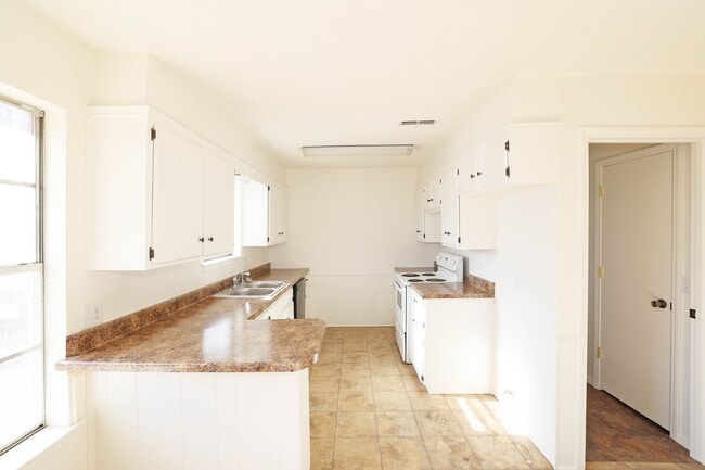 Building Photo - 3 bedroom rental in Ridgecrest!