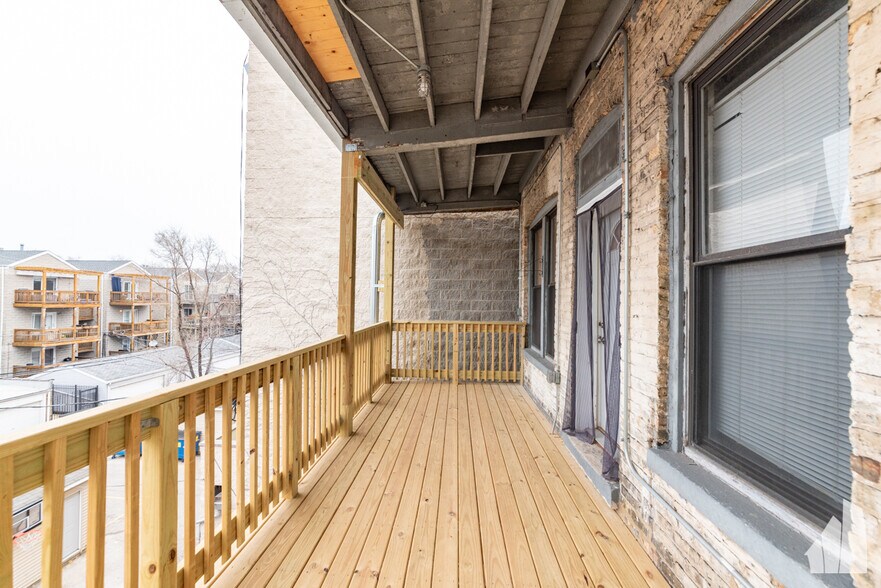 Building Photo - 1420 W Irving Park Rd