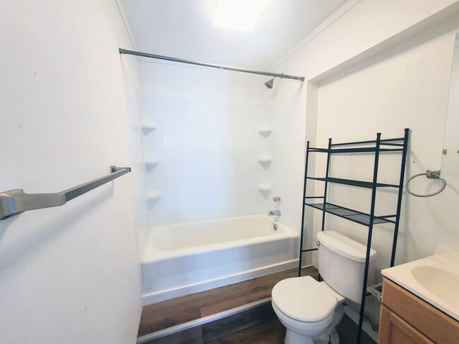 Building Photo - quaint home close to post