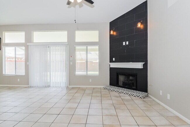 Building Photo - 403 Royal Greens Dr