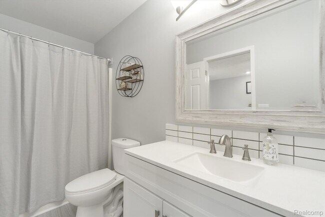 Building Photo - 1116 Lakeview Cir