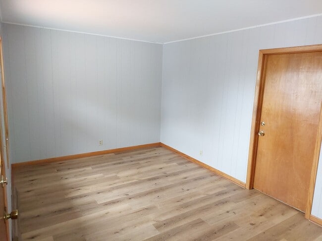 Building Photo - 3 bedroom 1.5 bath home with attached 1 ca...