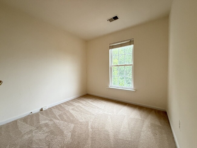 Building Photo - Exquisite Townhome in The Grove at Huntley Meadows