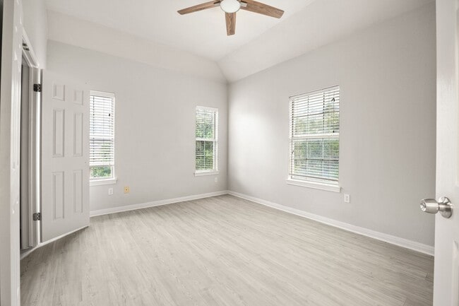 Building Photo - Spacious 3 Bed, 2.5 Bath in Prime Lakeway Location