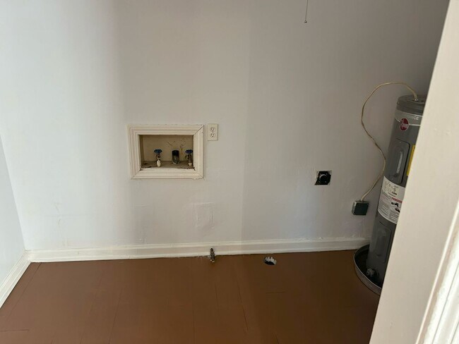 Building Photo - 3 Bed, 1 Bath Home