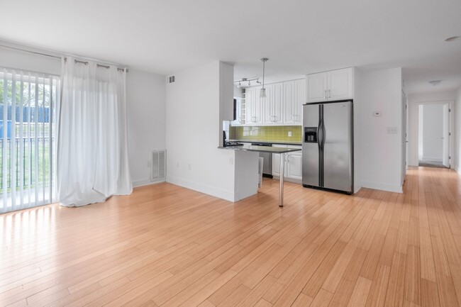 Primary Photo - Lovely 2 BR/1 BA condo in Anacostia!