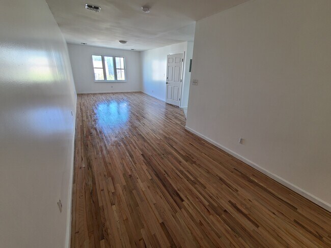 Building Photo - 75 Woodlawn Ave