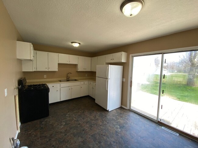 Building Photo - 712 9th St