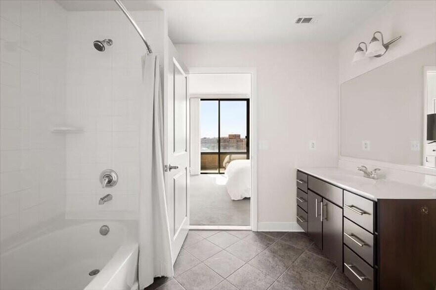 Building Photo - 1405 S Fern St