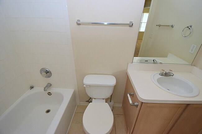 Building Photo - 3 BEDROOM 2 BATH COZY HOME WITH NEW UPGRAD...