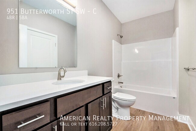 Building Photo - 951 Butterworth St SW