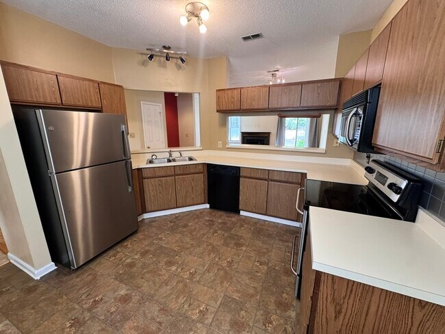 Building Photo - Beautiful Spacious 1st floor Condo! Amenit...
