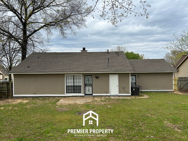 Building Photo - Charming 3BR/2BA Home in 38125 | Vaulted Ceilings, Built-ins & 2-Car Garage