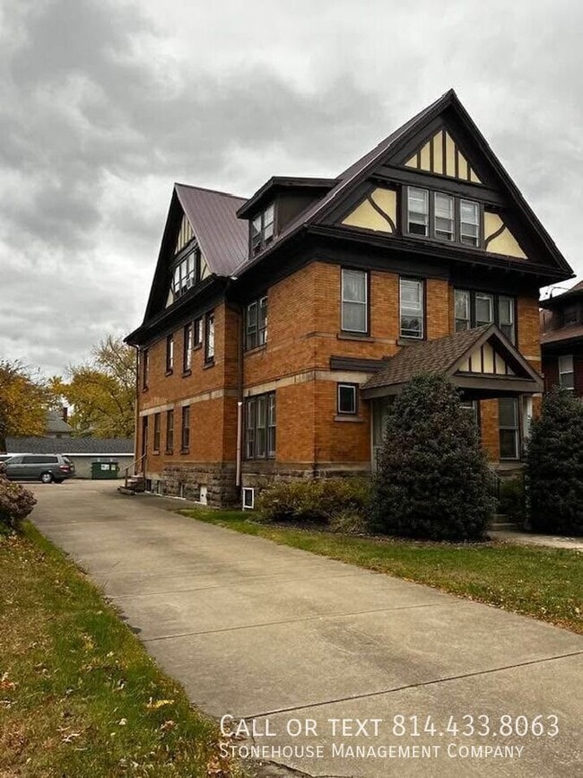 Building Photo - 422 West 10-3