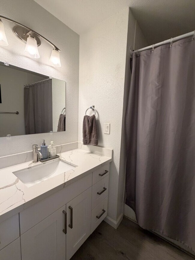 Building Photo - 2Bd/1.75Ba Redmond Condo