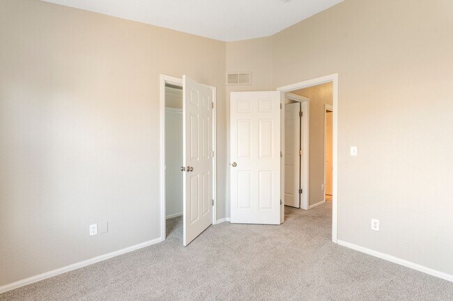 Building Photo - Charming 3 Bedroom Townhome in Highlands Neighborhood