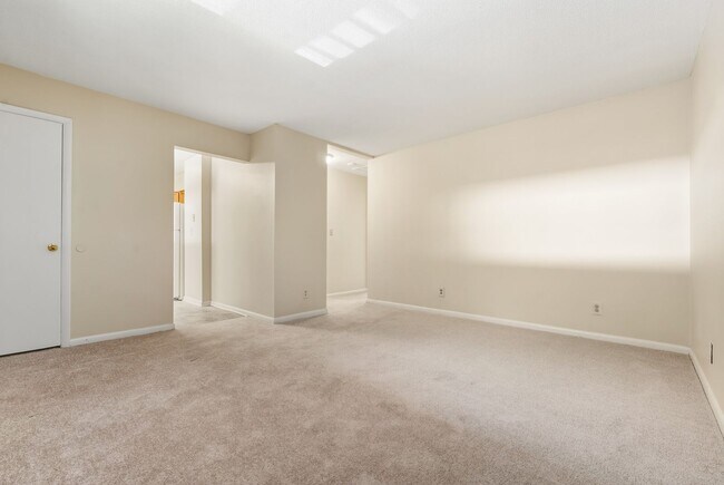 Building Photo - Two bedroom updated paint, carpet washer/dryer included in unit - Immediate Move In