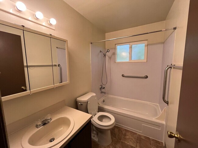 Building Photo - LOVELY DUPLEX HOME IN BEAUTIFUL SANDY, OR!!