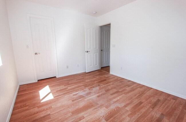 Building Photo - 4266 N Saratoga Dr