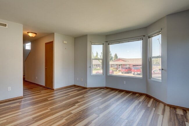 Building Photo - 972 NW Quarterdeck Loop