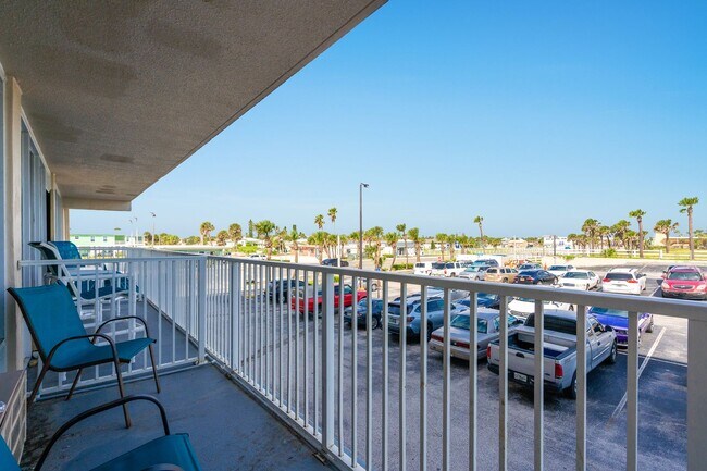 Building Photo - Beachfront Unit in Daytona Beach Shores