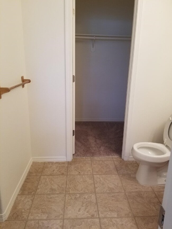 Building Photo - 3 bedroom 2.5 bath home