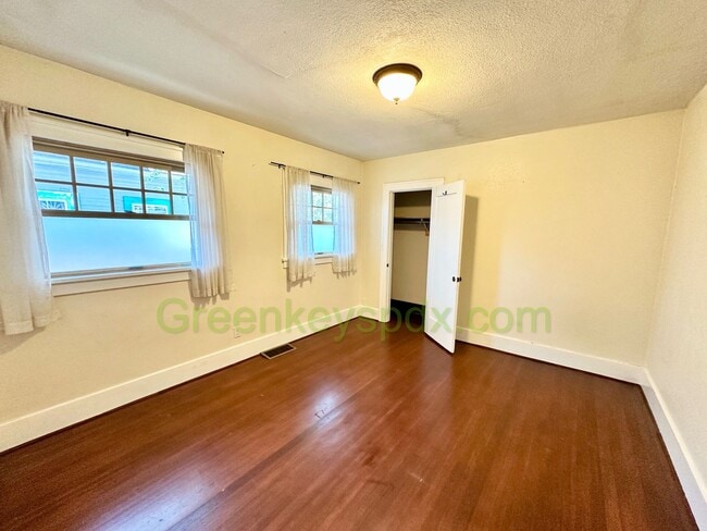 Building Photo - Huge 3 Bedroom 2 Bathroom House in Heart o...