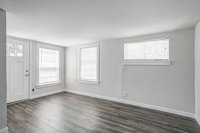 Building Photo - A Stunning, Updated Home in the heart of Dallas