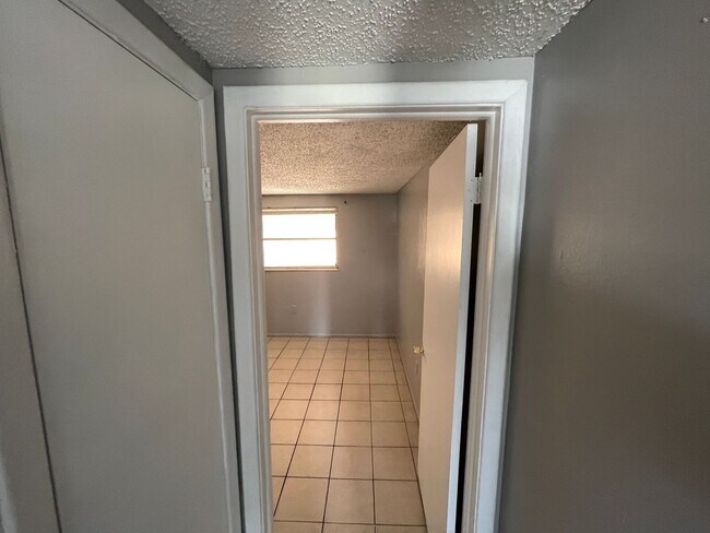 Building Photo - 2/1 in New Port Richey
