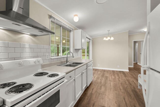 Building Photo - beautifully refreshed 3-bedroom, 2-bath ho...