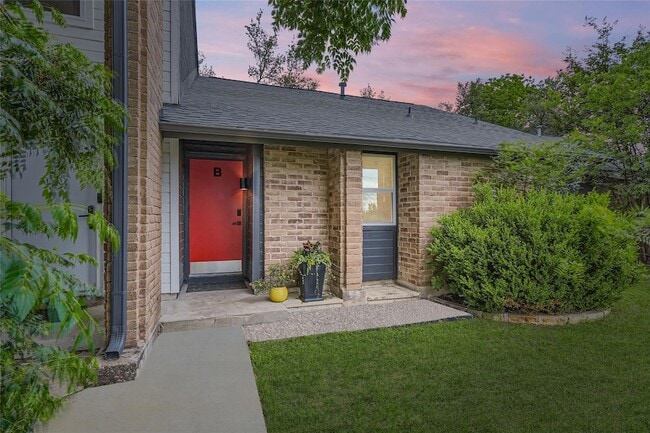 Building Photo - 6807 Woodhue Dr