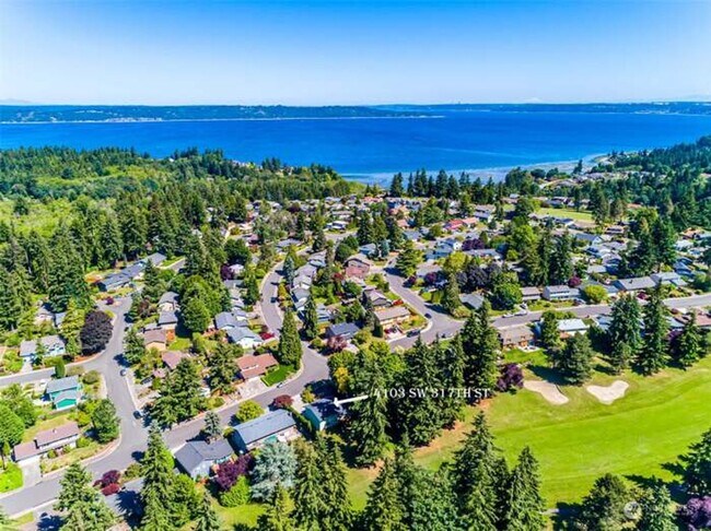 Building Photo - Immaculate & HUGE 5-Bedroom Home in Desira...