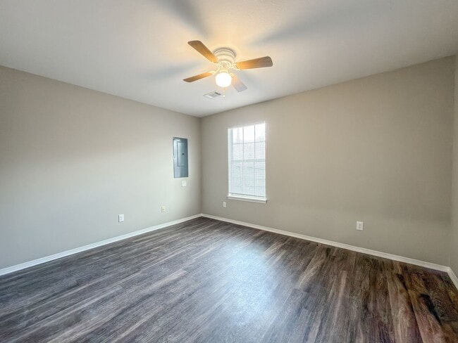 Building Photo - 1203 Quebec Dr