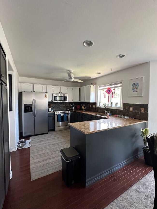 Building Photo - 850 Mountain View Dr