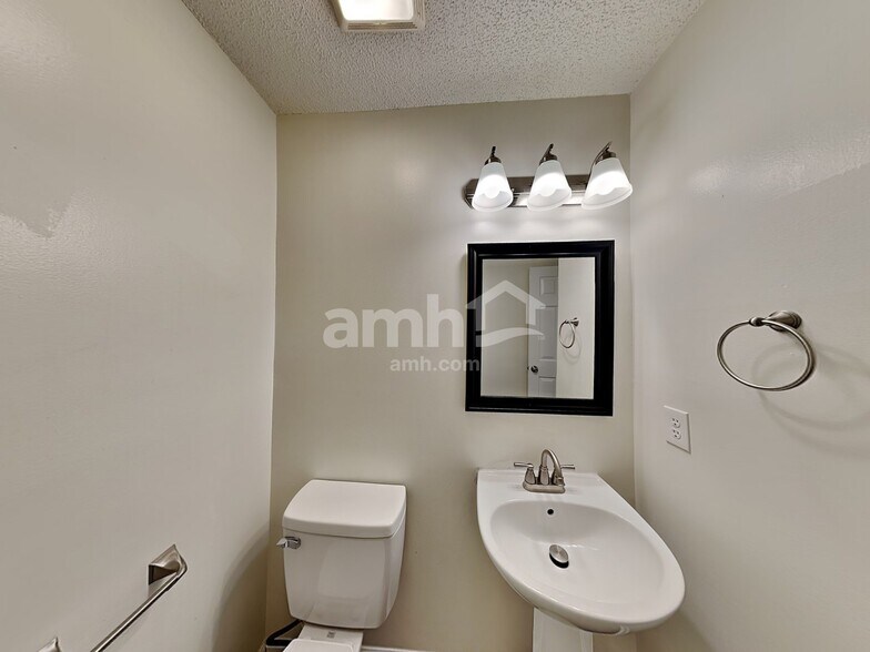Building Photo - 2116 Maple Tree Ct